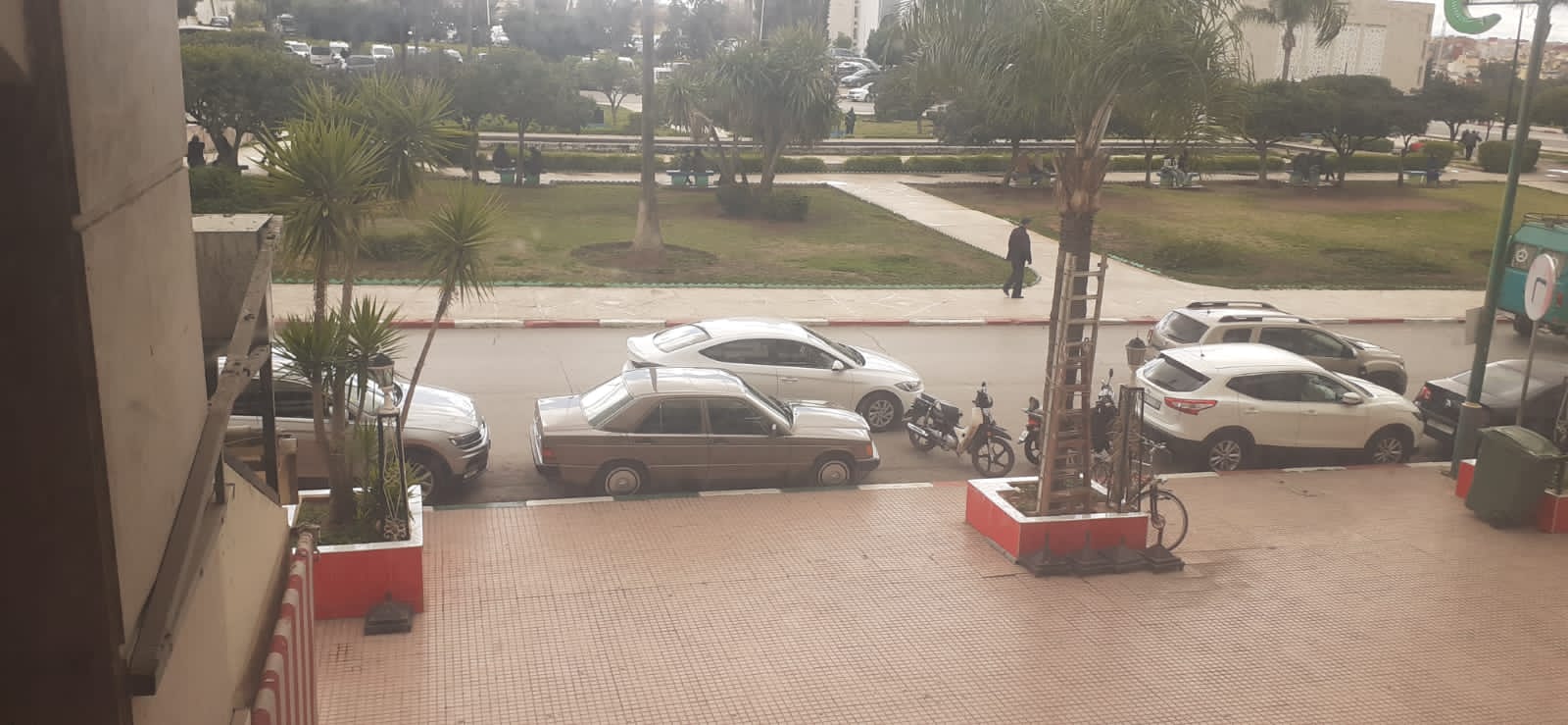 إقامة بالمدينة الجديدة تتواجد بساحة الوحدة الإفريقية تشتكي من مقهى تحتل عموم ممر الراجلين.