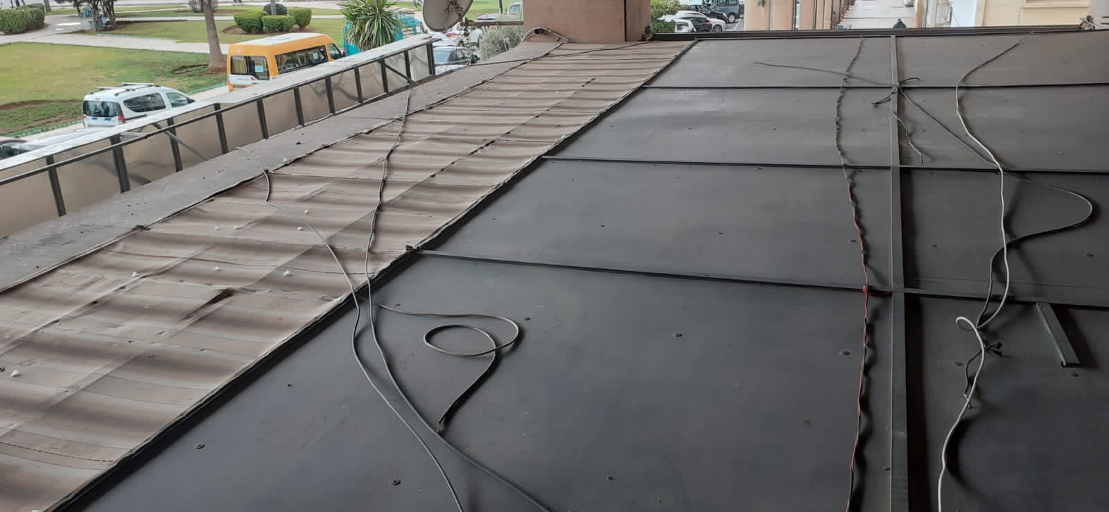 إقامة بالمدينة الجديدة تتواجد بساحة الوحدة الإفريقية تشتكي من مقهى تحتل عموم ممر الراجلين.