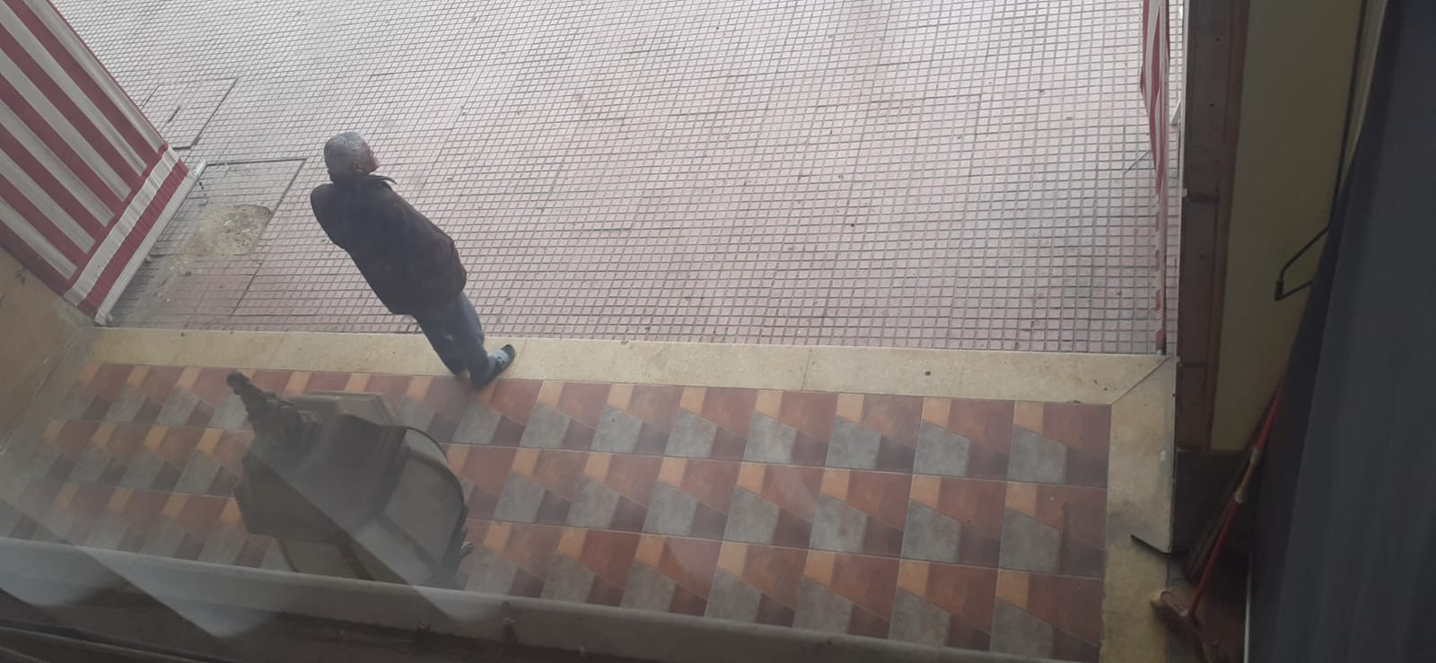 إقامة بالمدينة الجديدة تتواجد بساحة الوحدة الإفريقية تشتكي من مقهى تحتل عموم ممر الراجلين.