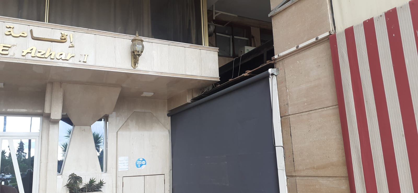 إقامة بالمدينة الجديدة تتواجد بساحة الوحدة الإفريقية تشتكي من مقهى تحتل عموم ممر الراجلين.