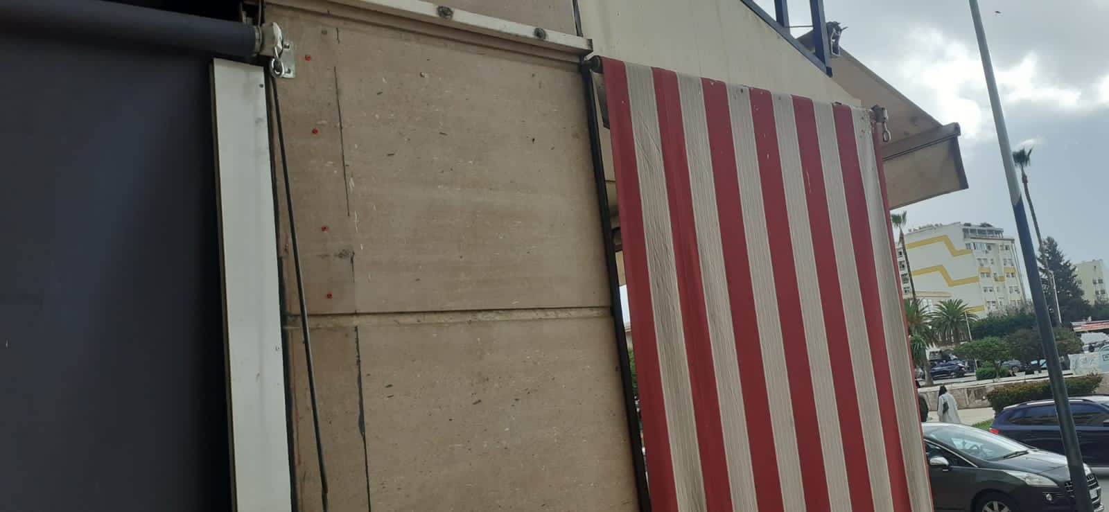 صاحب مقهى سلمانكا فوق القانون بناء فوق الرصيف بالاسمنت والياجور والرخام وسلطات المقاطعة العاشرة لم تحرك ساكنا