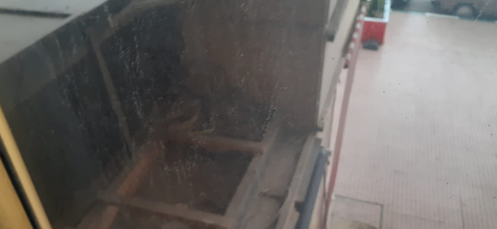 صاحب مقهى سلمانكا فوق القانون بناء فوق الرصيف بالاسمنت والياجور والرخام وسلطات المقاطعة العاشرة لم تحرك ساكنا