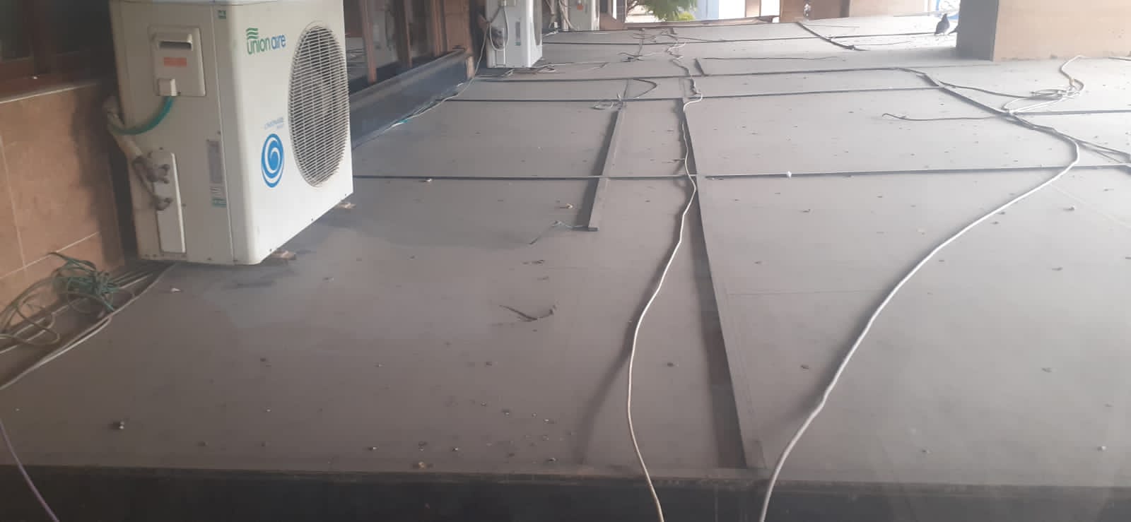 إقامة بالمدينة الجديدة تتواجد بساحة الوحدة الإفريقية تشتكي من مقهى تحتل عموم ممر الراجلين.