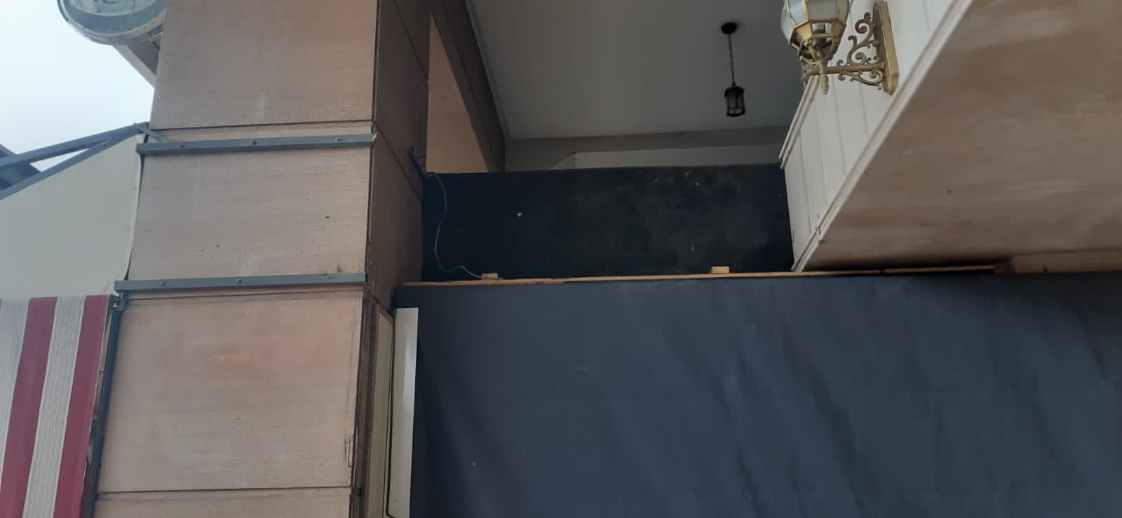 إقامة بالمدينة الجديدة تتواجد بساحة الوحدة الإفريقية تشتكي من مقهى تحتل عموم ممر الراجلين.