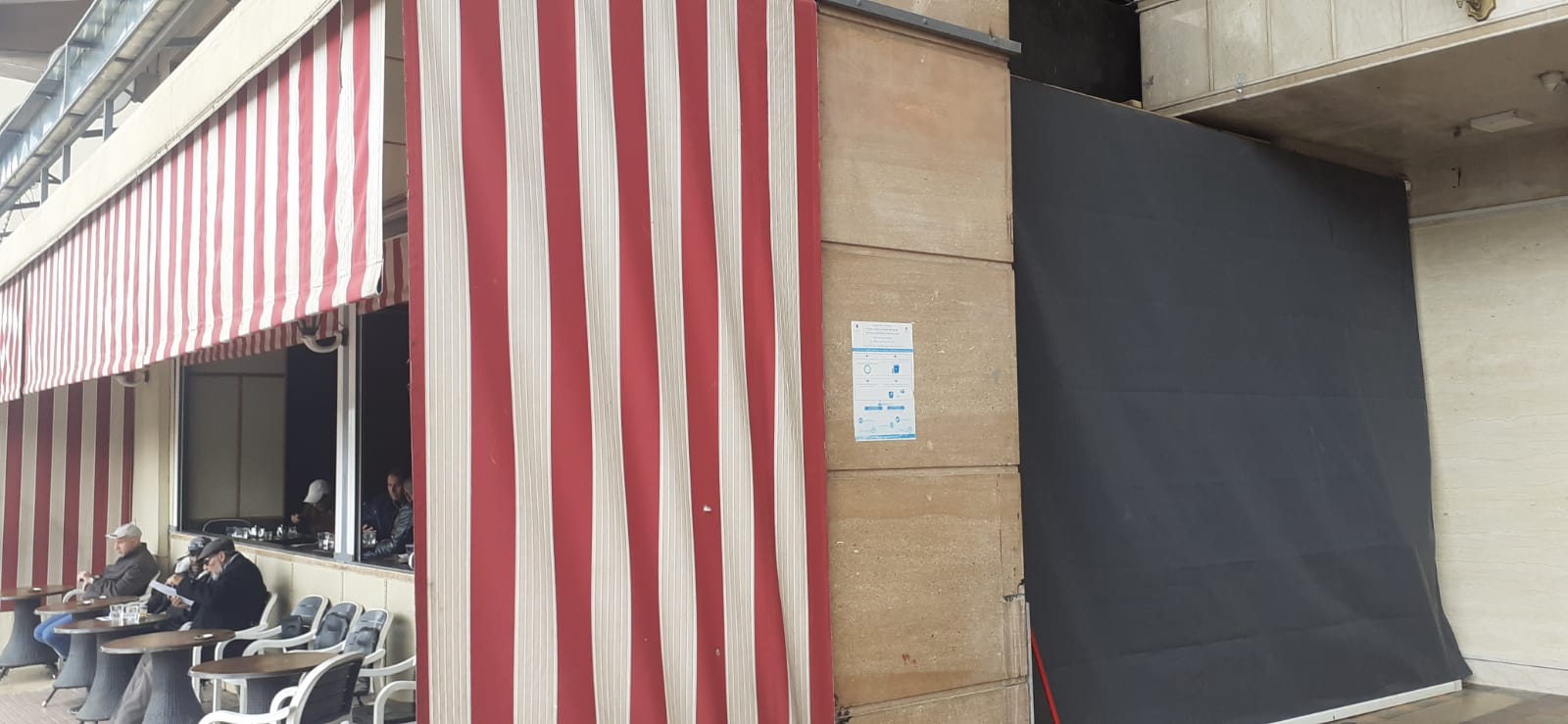 إقامة بالمدينة الجديدة تتواجد بساحة الوحدة الإفريقية تشتكي من مقهى تحتل عموم ممر الراجلين.