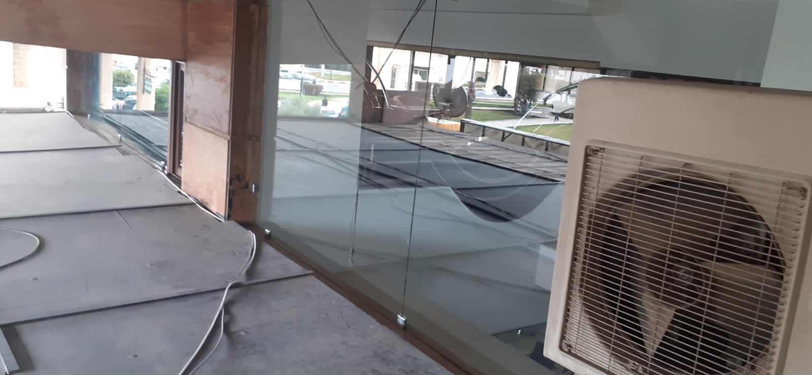 إقامة بالمدينة الجديدة تتواجد بساحة الوحدة الإفريقية تشتكي من مقهى تحتل عموم ممر الراجلين.