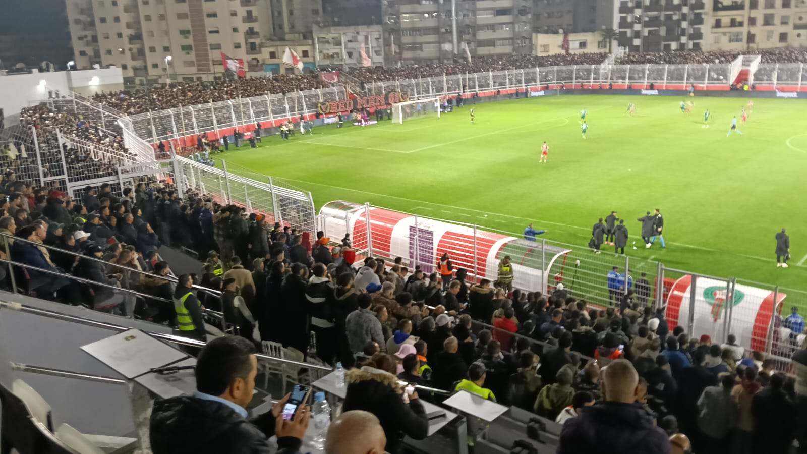 النادي الرياضي المكناسي ضيع احتلال رتبة الأمان بانهزامه أمام الرجاء البيضاوي برسم الجولة 24 من الدوري الاحترافي لكرة القدم. النادي الرياضي المكناسي ضيع احتلال رتبة الأمان بانهزامه أمام الرجاء البيضاوي برسم الجولة 24 من الدوري الاحترافي لكرة القدم.