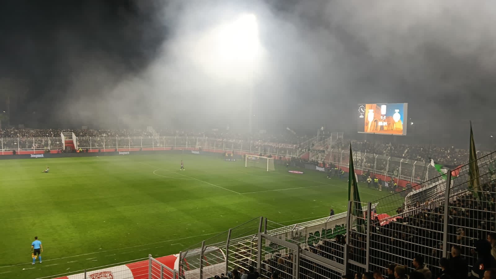 النادي الرياضي المكناسي ضيع احتلال رتبة الأمان بانهزامه أمام الرجاء البيضاوي برسم الجولة 24 من الدوري الاحترافي لكرة القدم. النادي الرياضي المكناسي ضيع احتلال رتبة الأمان بانهزامه أمام الرجاء البيضاوي برسم الجولة 24 من الدوري الاحترافي لكرة القدم.