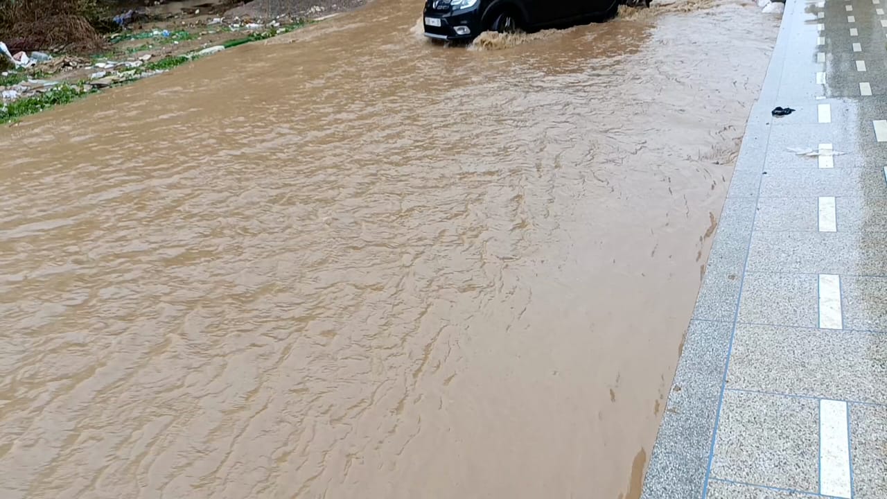 الفيضان يقطع الطريق على تلامذة ثانوية المنصور الاعدادية و التأهيلية