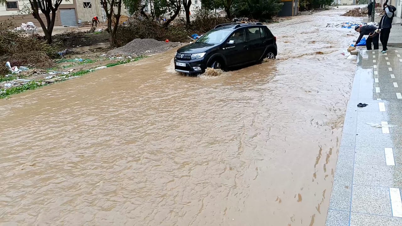 الفيضان يقطع الطريق على تلامذة ثانوية المنصور الاعدادية و التأهيلية