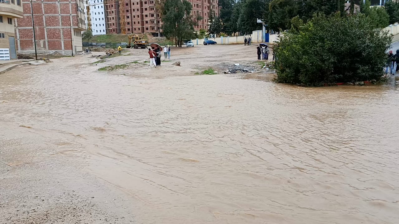 الفيضان يقطع الطريق على تلامذة ثانوية المنصور الاعدادية و التأهيلية