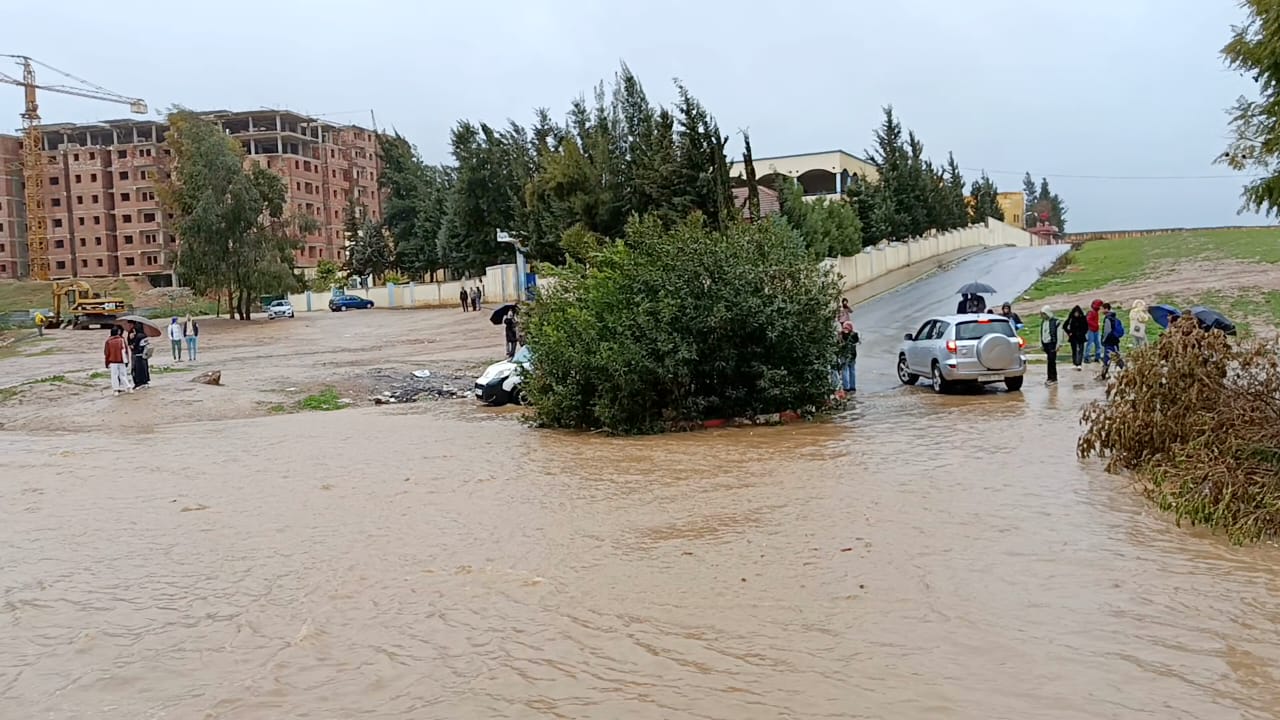 الفيضان يقطع الطريق على تلامذة ثانوية المنصور الاعدادية و التأهيلية