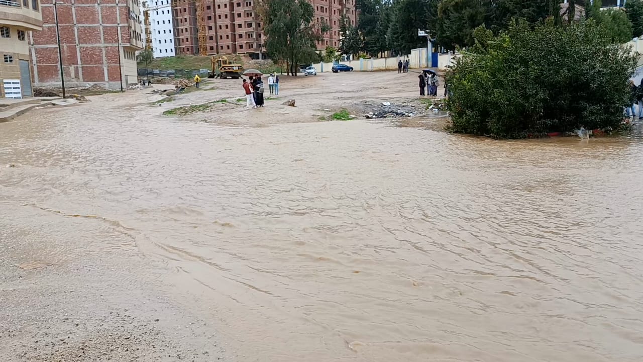 الفيضان يقطع الطريق على تلامذة ثانوية المنصور الاعدادية و التأهيلية