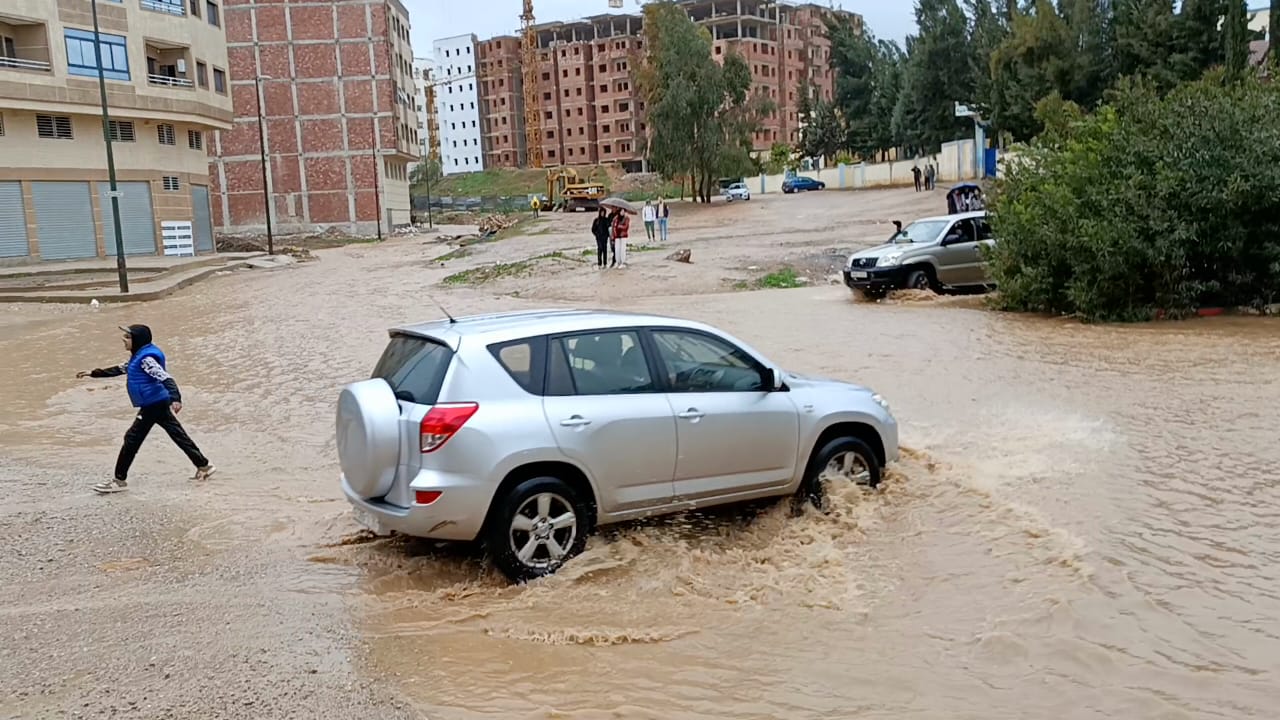 الفيضان يقطع الطريق على تلامذة ثانوية المنصور الاعدادية و التأهيلية