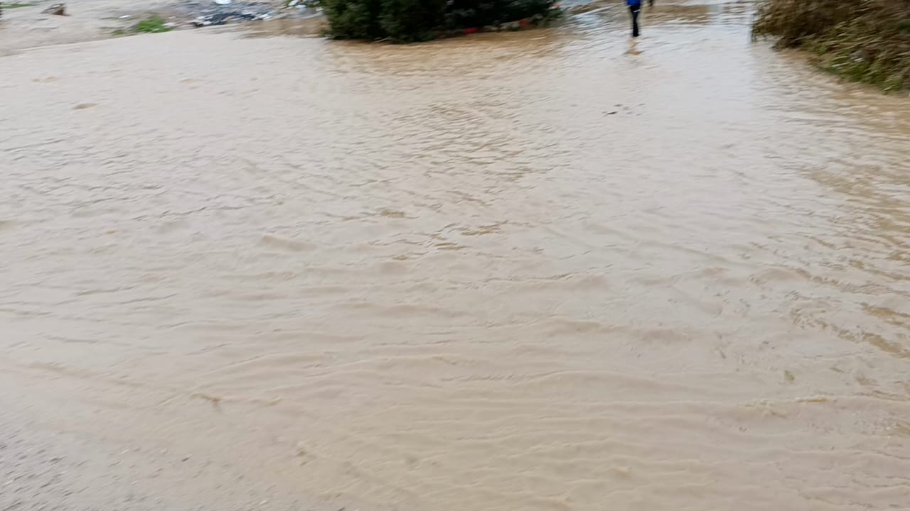 الفيضان يقطع الطريق على تلامذة ثانوية المنصور الاعدادية و التأهيلية