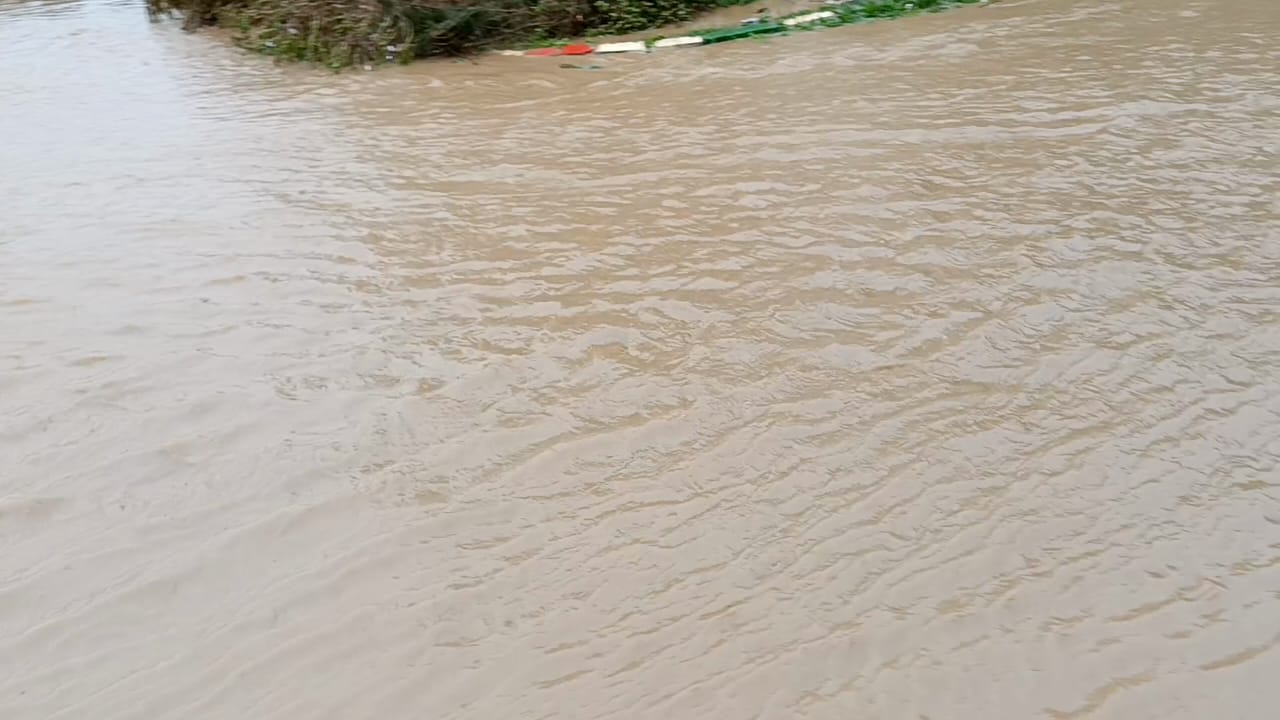 الفيضان يقطع الطريق على تلامذة ثانوية المنصور الاعدادية و التأهيلية