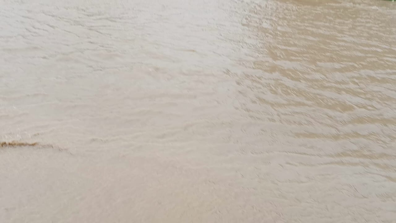 الفيضان يقطع الطريق على تلامذة ثانوية المنصور الاعدادية و التأهيلية