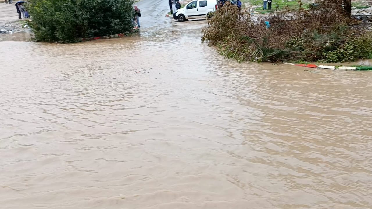 الفيضان يقطع الطريق على تلامذة ثانوية المنصور الاعدادية و التأهيلية