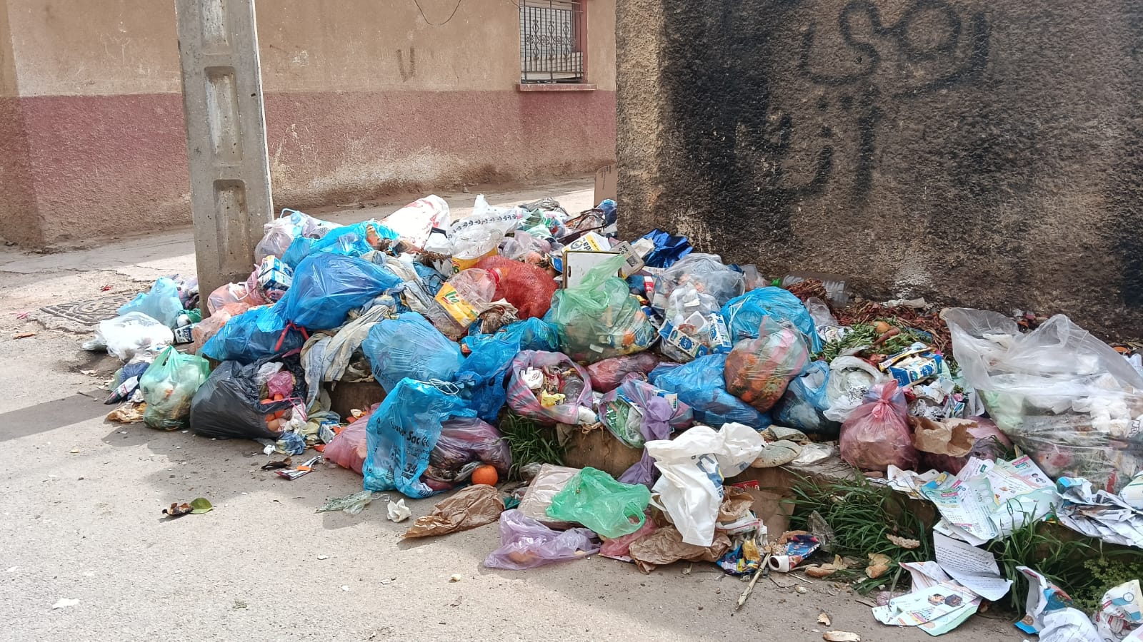 مَطرح عشوائي للقمامة والنفايات المنزلية يُفزع ساكنة حي بوقطيب الزيتون (الصور). مَطرح عشوائي للقمامة والنفايات المنزلية يُفزع ساكنة حي بوقطيب الزيتون (الصور).