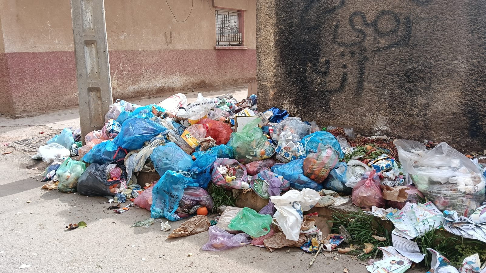 مَطرح عشوائي للقمامة والنفايات المنزلية يُفزع ساكنة حي بوقطيب الزيتون (الصور). مَطرح عشوائي للقمامة والنفايات المنزلية يُفزع ساكنة حي بوقطيب الزيتون (الصور).