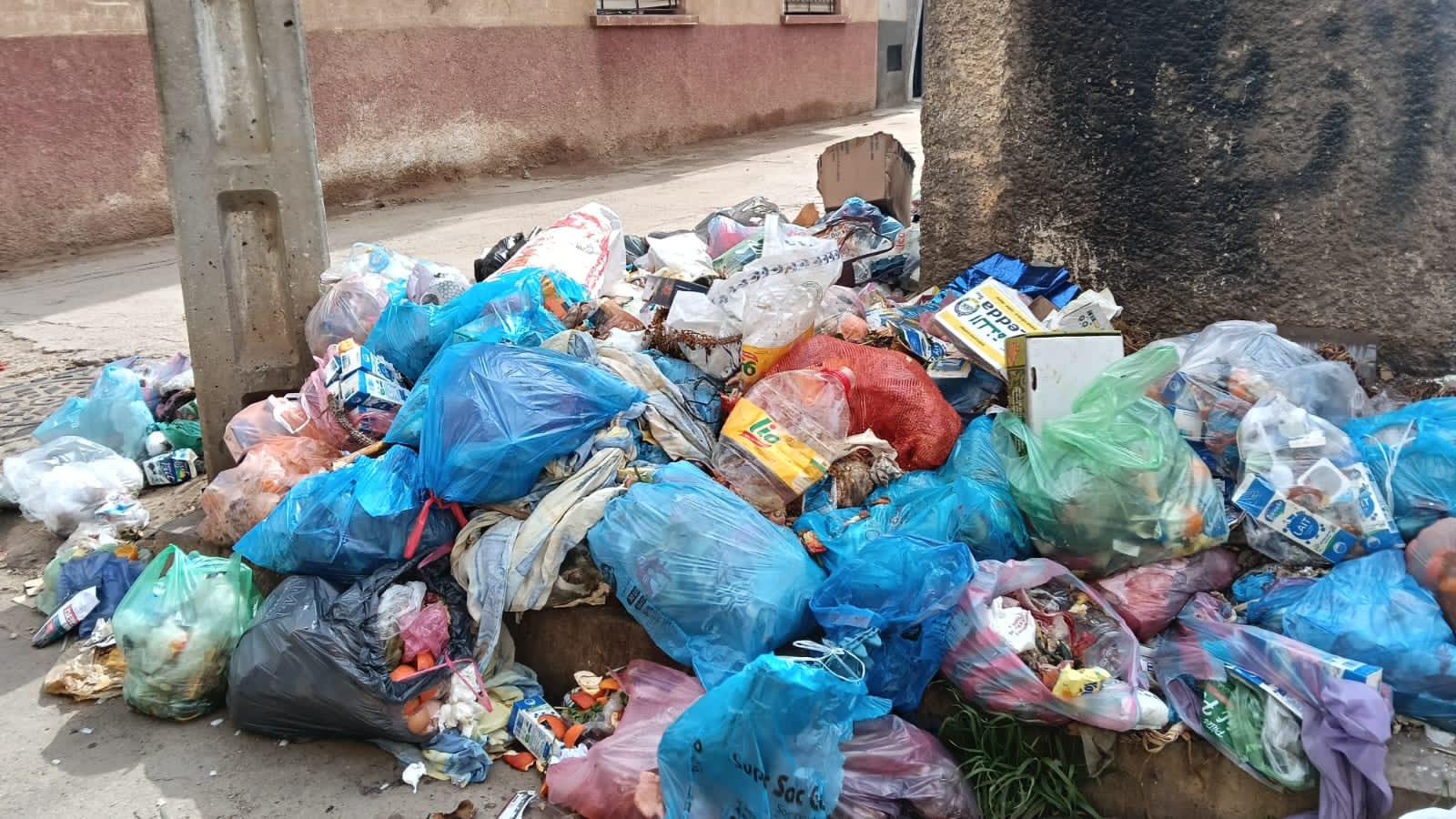 مَطرح عشوائي للقمامة والنفايات المنزلية يُفزع ساكنة حي بوقطيب الزيتون (الصور). مَطرح عشوائي للقمامة والنفايات المنزلية يُفزع ساكنة حي بوقطيب الزيتون (الصور).