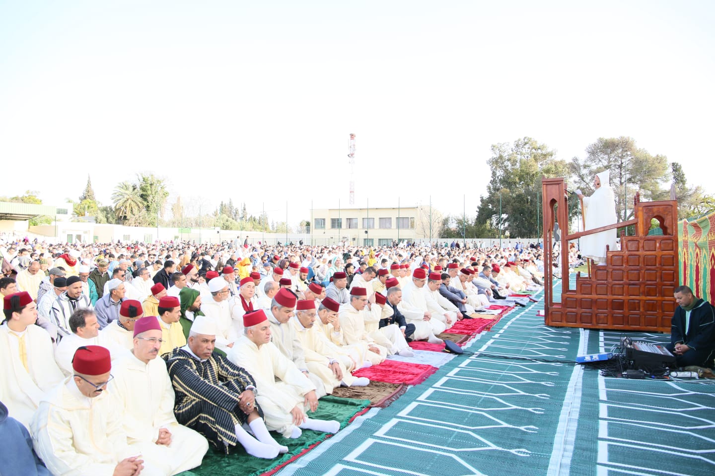 عامل عمالة مكناس يؤدي صلاة عيد الفطر بمصلى المنظر الجميل