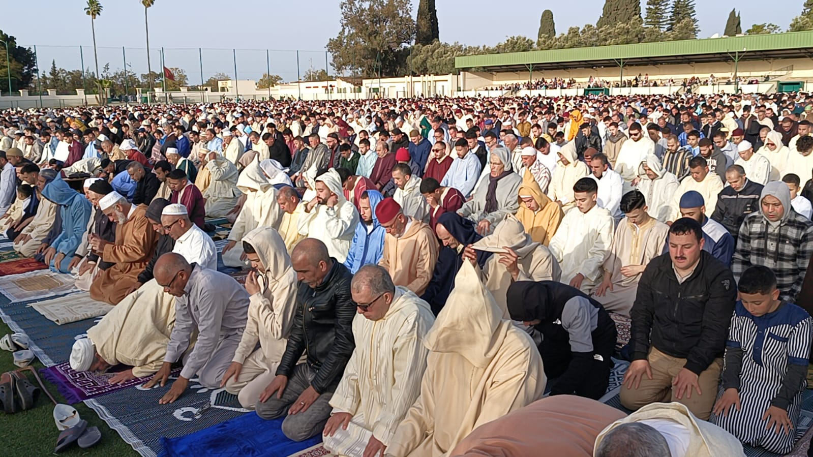 عامل عمالة مكناس يؤدي صلاة عيد الفطر بمصلى المنظر الجميل