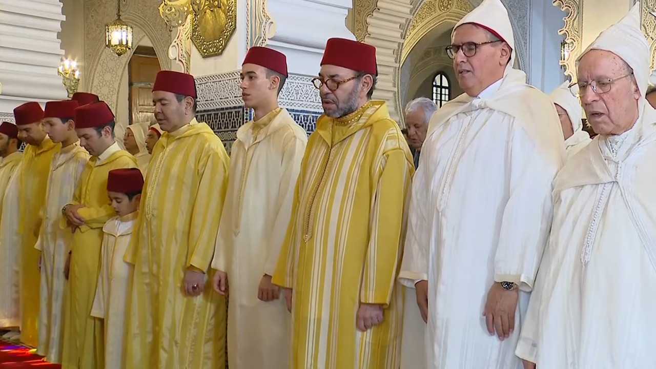 أمير المؤمنين يؤدي صلاة عيد الفطر بمسجد أهل فاس بالرباط ويتقبل التهاني بهذه المناسبة السعيدة أمير المؤمنين يؤدي صلاة عيد الفطر بمسجد أهل فاس بالرباط ويتقبل التهاني بهذه المناسبة السعيدة