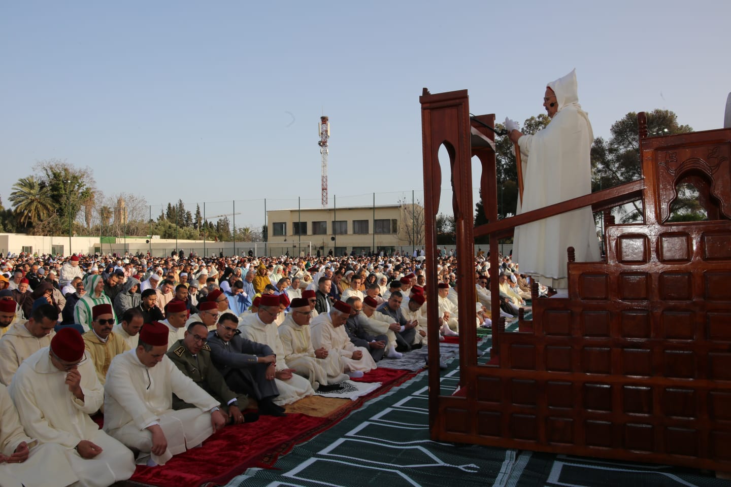 عامل عمالة مكناس يؤدي صلاة عيد الفطر بمصلى المنظر الجميل