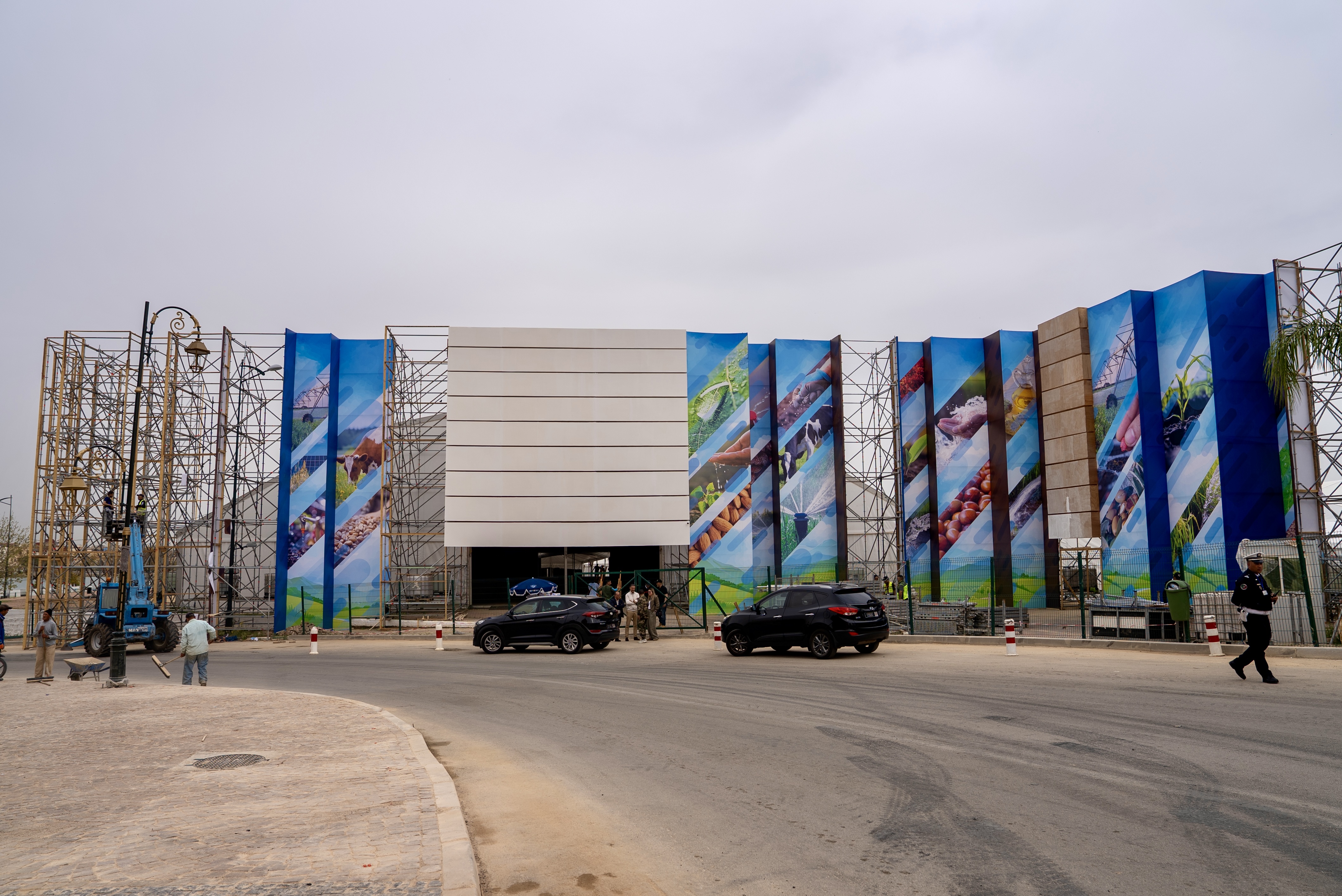 مكنــاس: وزير الفلاحة يزور ورش تهيئة موقع الملتقى الدولي للفلاحة بالمغرب ويطلع على تقدم الأشغال مكنــاس: وزير الفلاحة يزور ورش تهيئة موقع الملتقى الدولي للفلاحة بالمغرب ويطلع على تقدم الأشغال