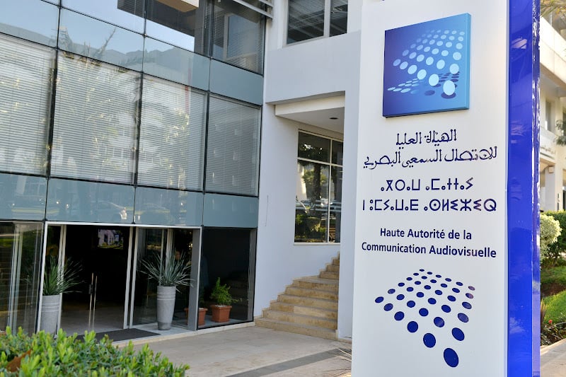 الهيئة العليا للإتصال السمعي البصري تصدر قصة مصورة لـ”كسر حواجز” العنف الرقمي