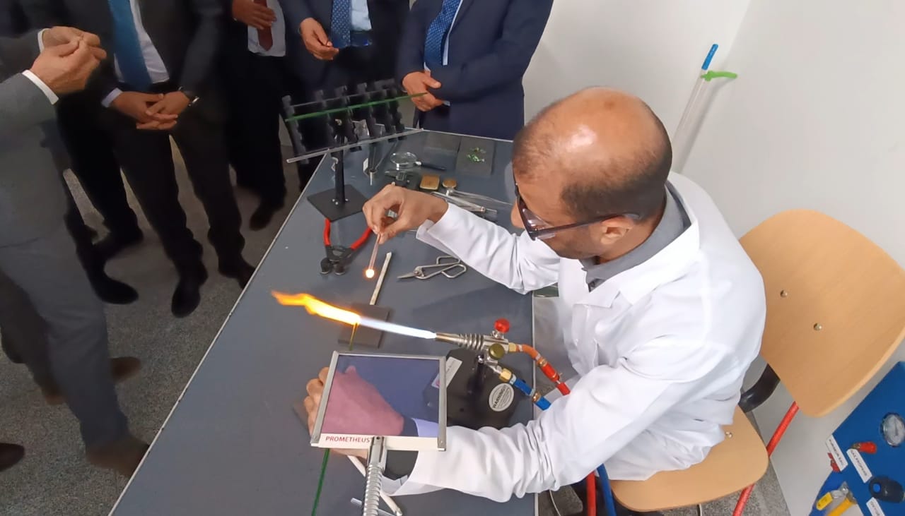 هو الأول من نوعه بالمغرب....كاتب الدولة في الصناعة التقليدية يفتتح أول قطب في صناعة الزجاج بالمعهد المتخصص في فنون الصناعة التقليدية بمكناس هو الأول من نوعه بالمغرب....كاتب الدولة في الصناعة التقليدية يفتتح أول قطب في صناعة الزجاج بالمعهد المتخصص في فنون الصناعة التقليدية بمكناس