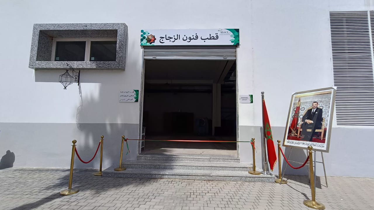 هو الأول من نوعه بالمغرب....كاتب الدولة في الصناعة التقليدية يفتتح أول قطب في صناعة الزجاج بالمعهد المتخصص في فنون الصناعة التقليدية بمكناس هو الأول من نوعه بالمغرب....كاتب الدولة في الصناعة التقليدية يفتتح أول قطب في صناعة الزجاج بالمعهد المتخصص في فنون الصناعة التقليدية بمكناس