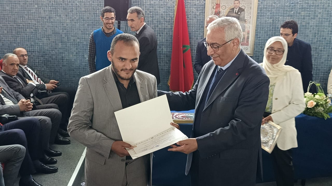 هو الأول من نوعه بالمغرب....كاتب الدولة في الصناعة التقليدية يفتتح أول قطب في صناعة الزجاج بالمعهد المتخصص في فنون الصناعة التقليدية بمكناس هو الأول من نوعه بالمغرب....كاتب الدولة في الصناعة التقليدية يفتتح أول قطب في صناعة الزجاج بالمعهد المتخصص في فنون الصناعة التقليدية بمكناس