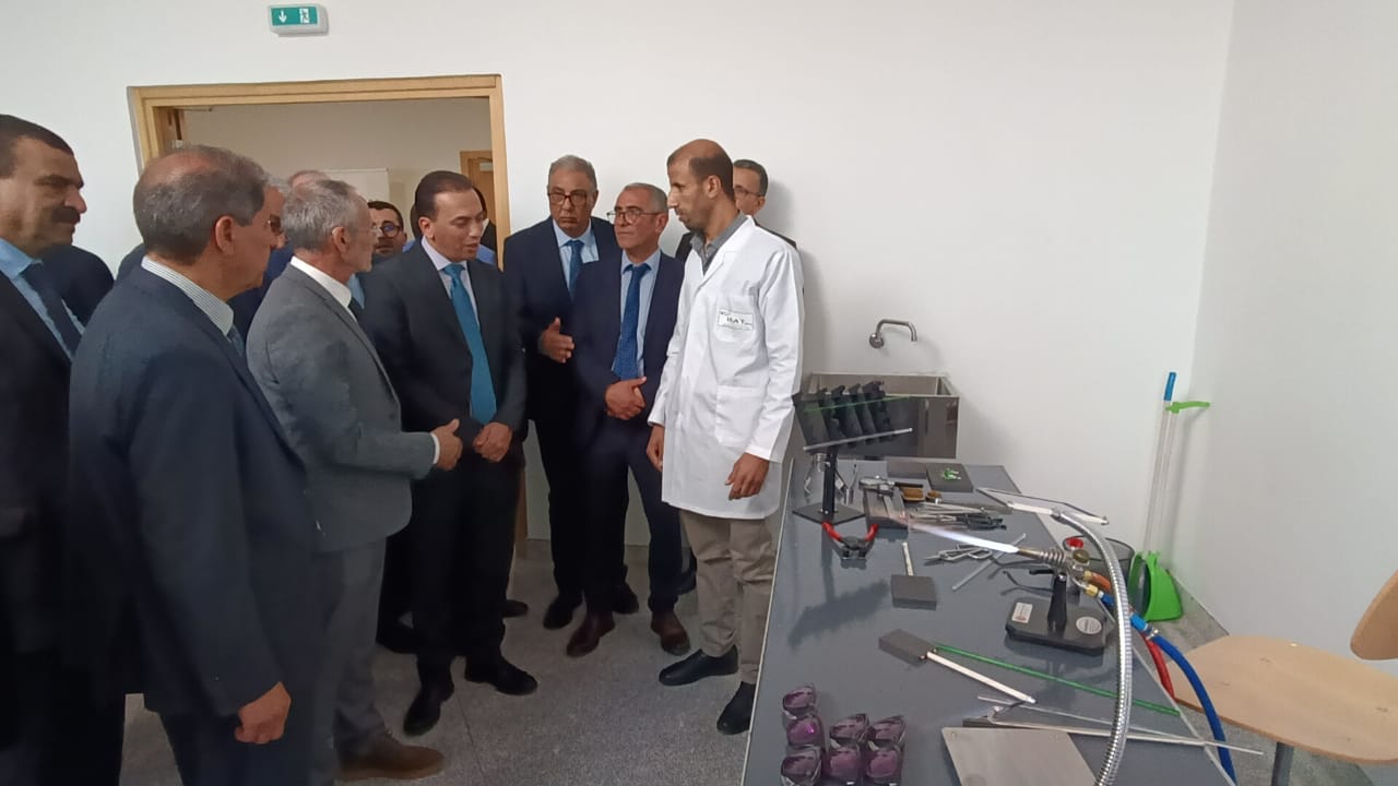 هو الأول من نوعه بالمغرب....كاتب الدولة في الصناعة التقليدية يفتتح أول قطب في صناعة الزجاج بالمعهد المتخصص في فنون الصناعة التقليدية بمكناس هو الأول من نوعه بالمغرب....كاتب الدولة في الصناعة التقليدية يفتتح أول قطب في صناعة الزجاج بالمعهد المتخصص في فنون الصناعة التقليدية بمكناس