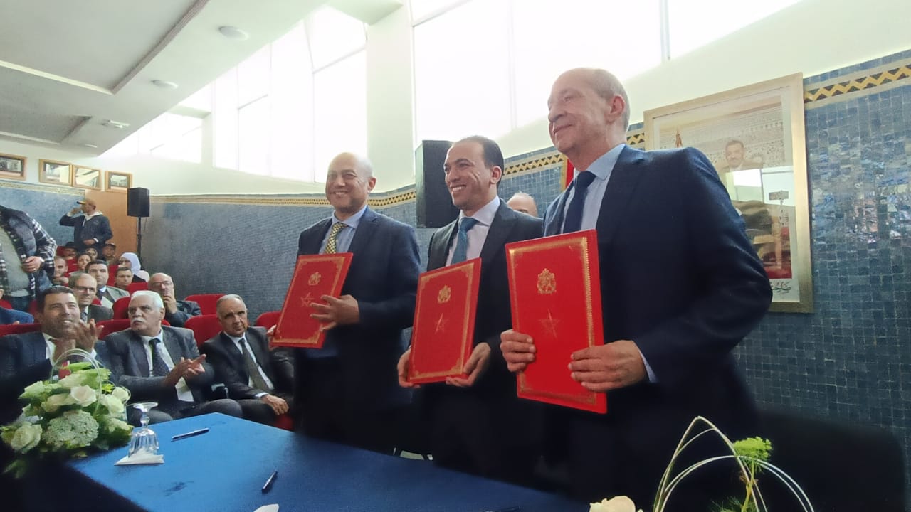 هو الأول من نوعه بالمغرب....كاتب الدولة في الصناعة التقليدية يفتتح أول قطب في صناعة الزجاج بالمعهد المتخصص في فنون الصناعة التقليدية بمكناس هو الأول من نوعه بالمغرب....كاتب الدولة في الصناعة التقليدية يفتتح أول قطب في صناعة الزجاج بالمعهد المتخصص في فنون الصناعة التقليدية بمكناس