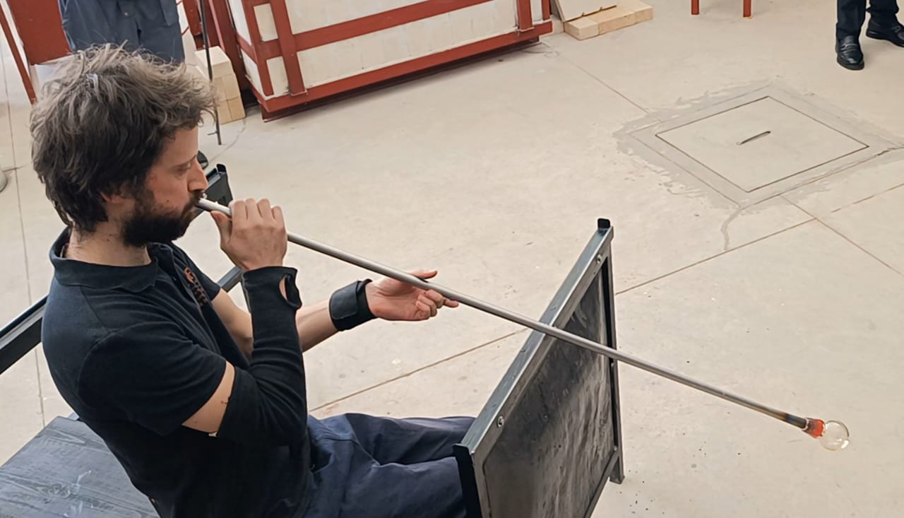 هو الأول من نوعه بالمغرب....كاتب الدولة في الصناعة التقليدية يفتتح أول قطب في صناعة الزجاج بالمعهد المتخصص في فنون الصناعة التقليدية بمكناس هو الأول من نوعه بالمغرب....كاتب الدولة في الصناعة التقليدية يفتتح أول قطب في صناعة الزجاج بالمعهد المتخصص في فنون الصناعة التقليدية بمكناس