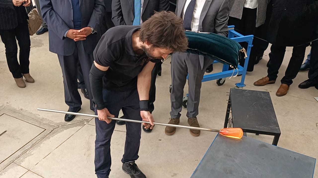 هو الأول من نوعه بالمغرب....كاتب الدولة في الصناعة التقليدية يفتتح أول قطب في صناعة الزجاج بالمعهد المتخصص في فنون الصناعة التقليدية بمكناس هو الأول من نوعه بالمغرب....كاتب الدولة في الصناعة التقليدية يفتتح أول قطب في صناعة الزجاج بالمعهد المتخصص في فنون الصناعة التقليدية بمكناس