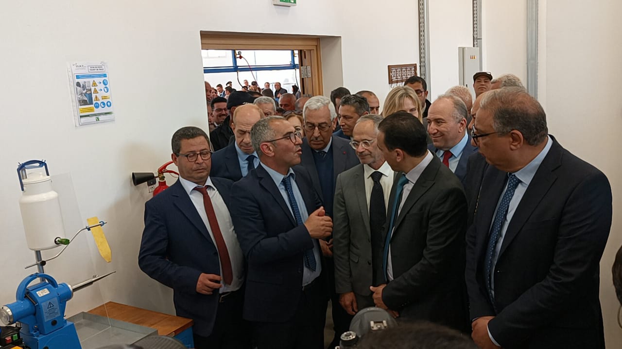 هو الأول من نوعه بالمغرب....كاتب الدولة في الصناعة التقليدية يفتتح أول قطب في صناعة الزجاج بالمعهد المتخصص في فنون الصناعة التقليدية بمكناس هو الأول من نوعه بالمغرب....كاتب الدولة في الصناعة التقليدية يفتتح أول قطب في صناعة الزجاج بالمعهد المتخصص في فنون الصناعة التقليدية بمكناس