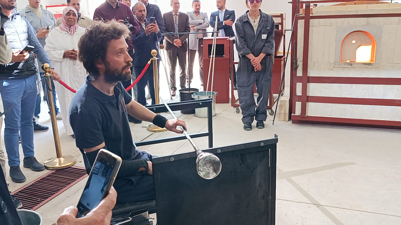 هو الأول من نوعه بالمغرب....كاتب الدولة في الصناعة التقليدية يفتتح أول قطب في صناعة الزجاج بالمعهد المتخصص في فنون الصناعة التقليدية بمكناس هو الأول من نوعه بالمغرب....كاتب الدولة في الصناعة التقليدية يفتتح أول قطب في صناعة الزجاج بالمعهد المتخصص في فنون الصناعة التقليدية بمكناس