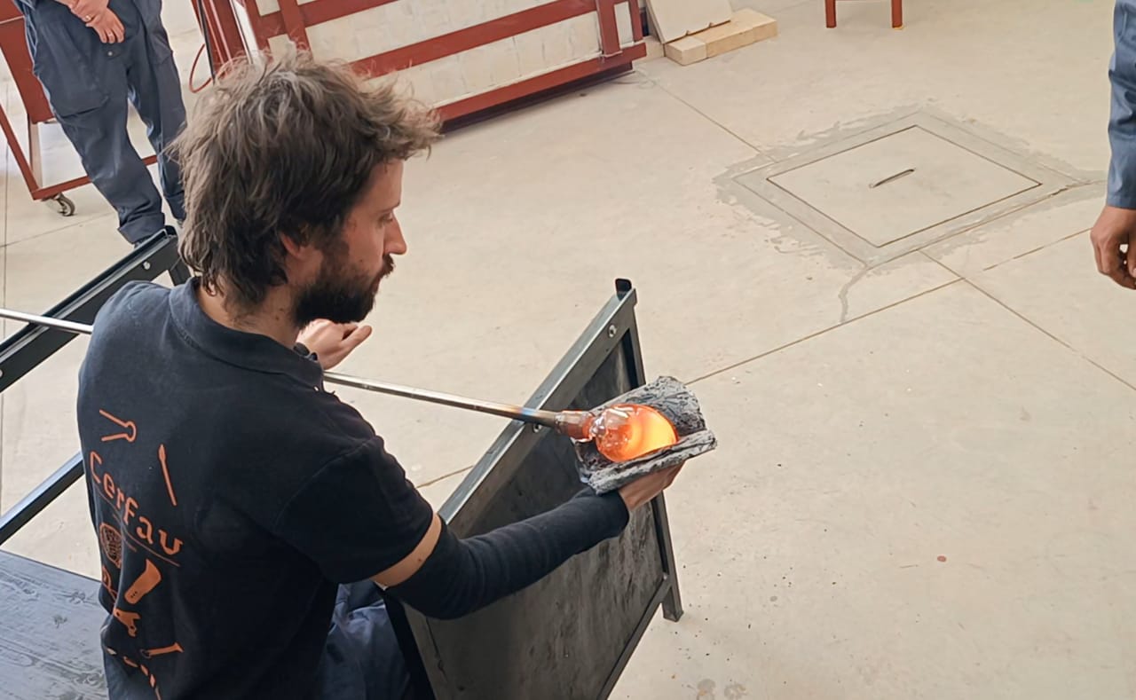 هو الأول من نوعه بالمغرب....كاتب الدولة في الصناعة التقليدية يفتتح أول قطب في صناعة الزجاج بالمعهد المتخصص في فنون الصناعة التقليدية بمكناس هو الأول من نوعه بالمغرب....كاتب الدولة في الصناعة التقليدية يفتتح أول قطب في صناعة الزجاج بالمعهد المتخصص في فنون الصناعة التقليدية بمكناس