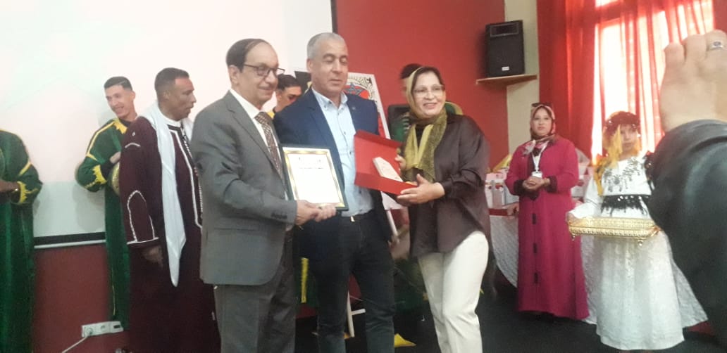 مكناس الفيدرالية الإقليمية لجمعيات الآباء والامهات وأولياء الامور بمكناس تحتفي بنساءها وتكرم اطرها ووجوه اعلامية بمناسبة عيد الام والمرأة بمركز النسيج الجمعوي حمرية. مكناس الفيدرالية الإقليمية لجمعيات الآباء والامهات وأولياء الامور بمكناس تحتفي بنساءها وتكرم اطرها ووجوه اعلامية بمناسبة عيد الام والمرأة بمركز النسيج الجمعوي حمرية.