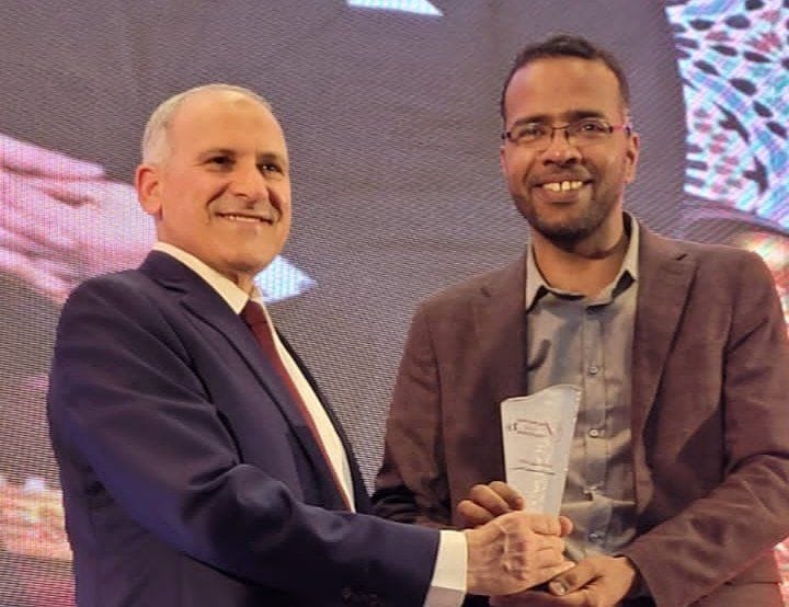 سالم عبد الفتاح يتوج بجائزة الصحافة للصحراء عن فئة الترافع الإعلامي سالم عبد الفتاح يتوج بجائزة الصحافة للصحراء عن فئة الترافع الإعلامي