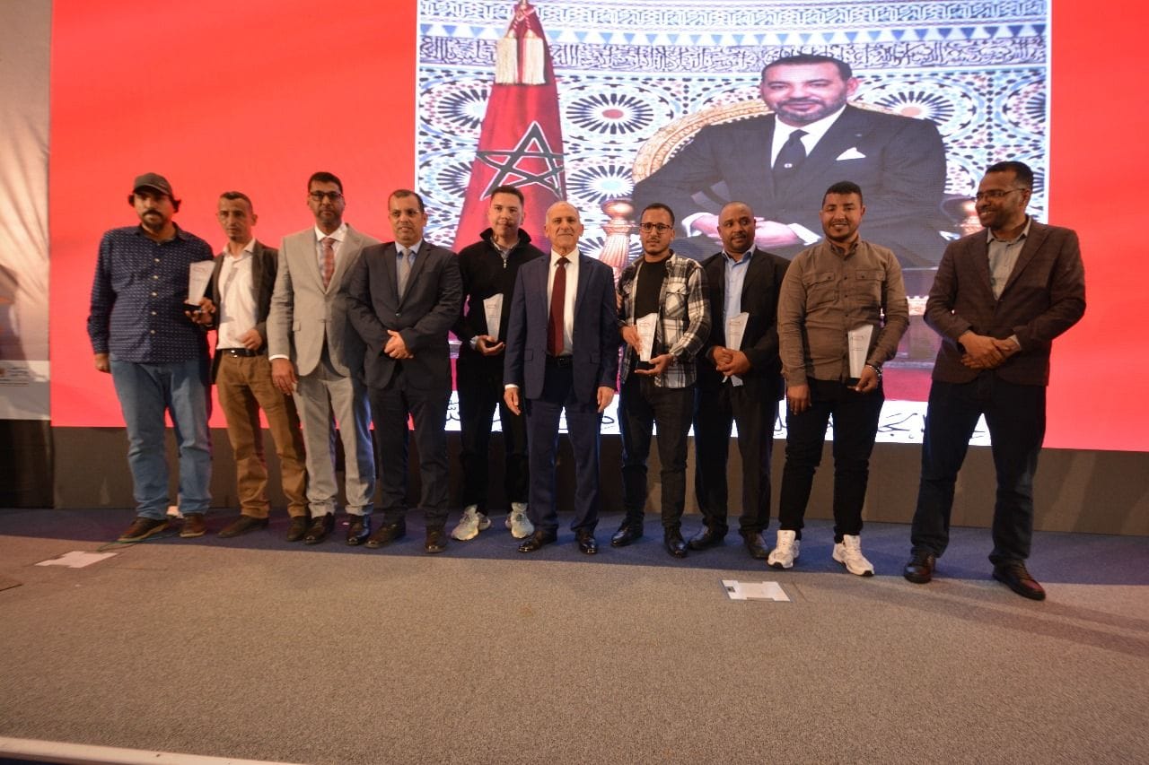 سالم عبد الفتاح يتوج بجائزة الصحافة للصحراء عن فئة الترافع الإعلامي سالم عبد الفتاح يتوج بجائزة الصحافة للصحراء عن فئة الترافع الإعلامي