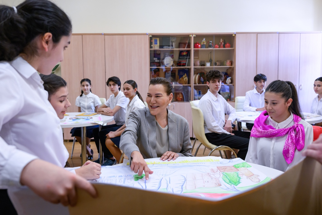 صاحبة السمو الملكي الأميرة للا حسناء تزور بباكو المؤسسة التعليمية “المجمع التربوي 132–134” في إطار مشروع التوأمة التربوية بين الرباط والعاصمة الأذربيجانية