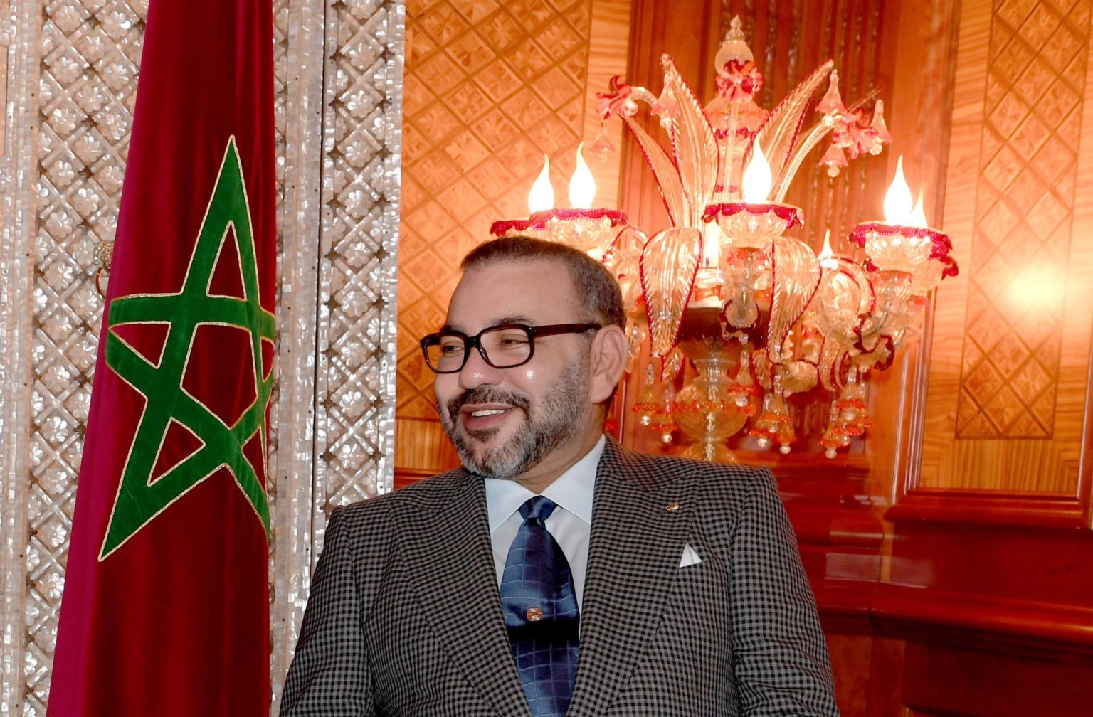 جلالة الملك يهنئ أعضاء نادي النهضة الرياضية البركانية لكرة القدم بمناسبة التتويج بكأس الكونفدرالية الإفريقية