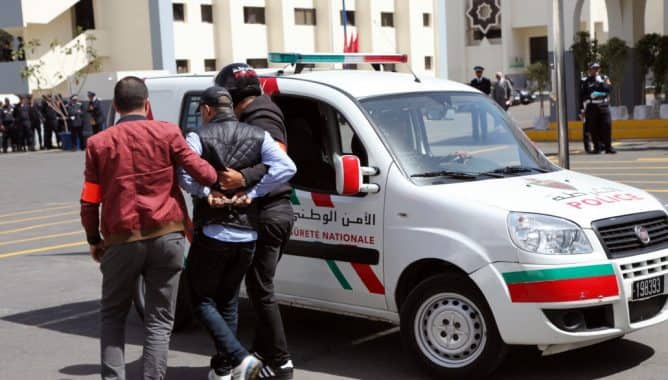 عناصر الشرطة القضائية بمكناس توقف شخصين يبلغان من العمر 18 و25 سنة من ذوي السوابق القضائية عناصر الشرطة القضائية بمكناس توقف شخصين يبلغان من العمر 18 و25 سنة من ذوي السوابق القضائية