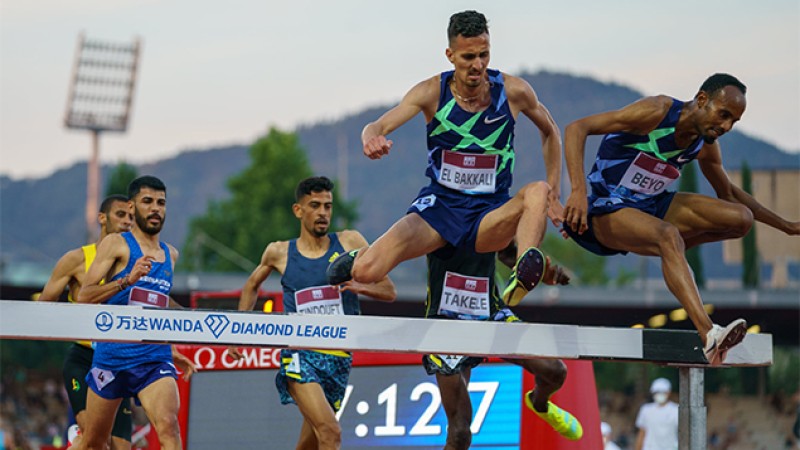 العداء المغربي سفيان البقالي يحقق أسرع توقيت عالمي في سباق 3 آلاف متر موانع