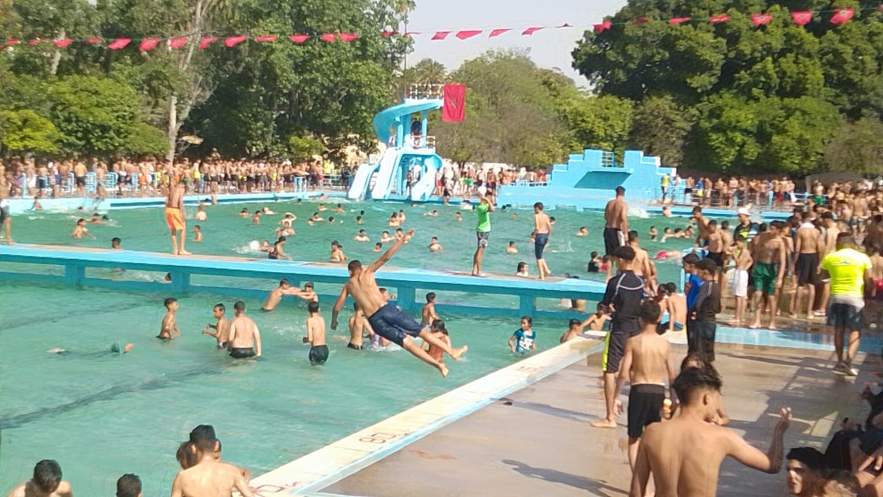 إعلان افتتاح المسبح البلدي الحبّول في مكناس لصيف 2025