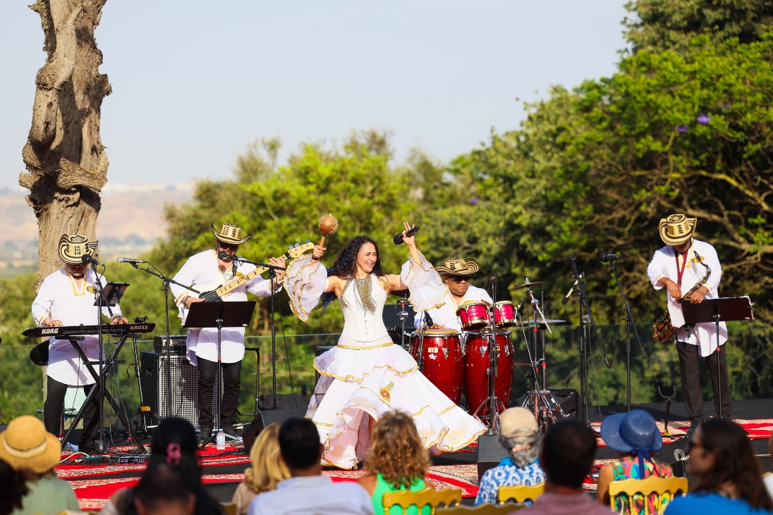 موازين 2025 .. الكولومبية أنخيليكا لوبيز تنثر سحر الكومبيا في فضاء شالة التاريخي